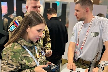 Патриоты общаются с Героями